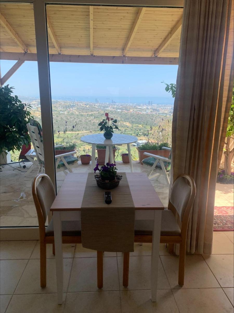 Breath-taking studio on hill top with pool - Housity