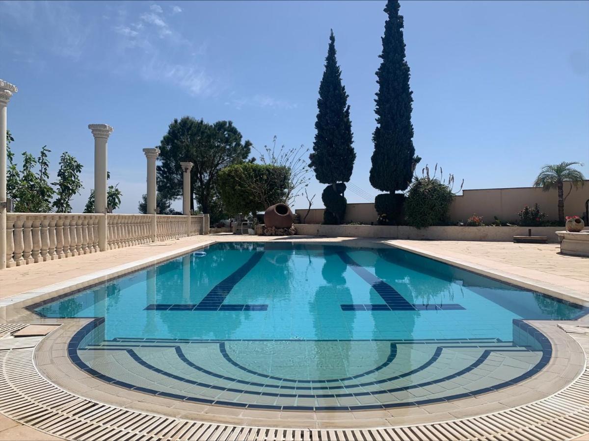 Breath-taking studio on hill top with pool - Housity