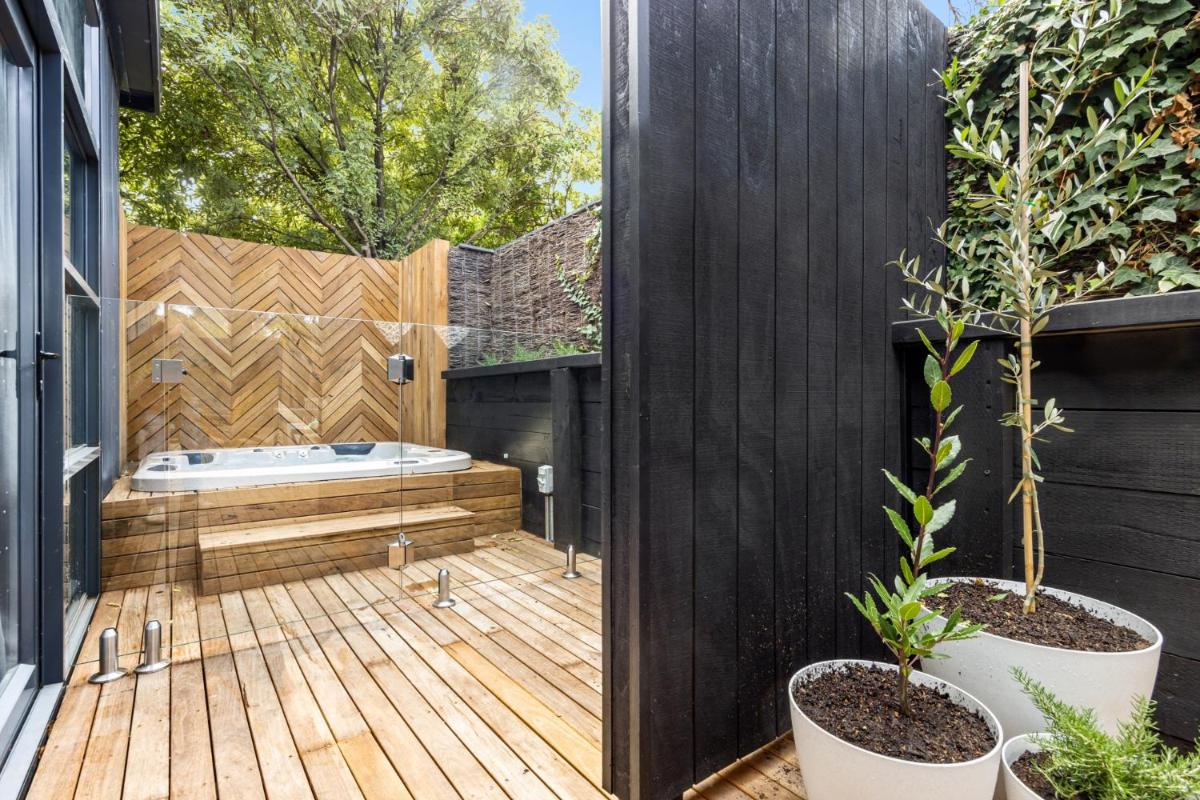 The Love Shack - romantic bungalow - Housity