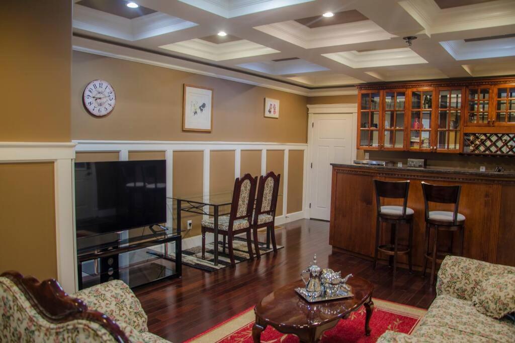 Rocky Ridge Executive Suite - Housity
