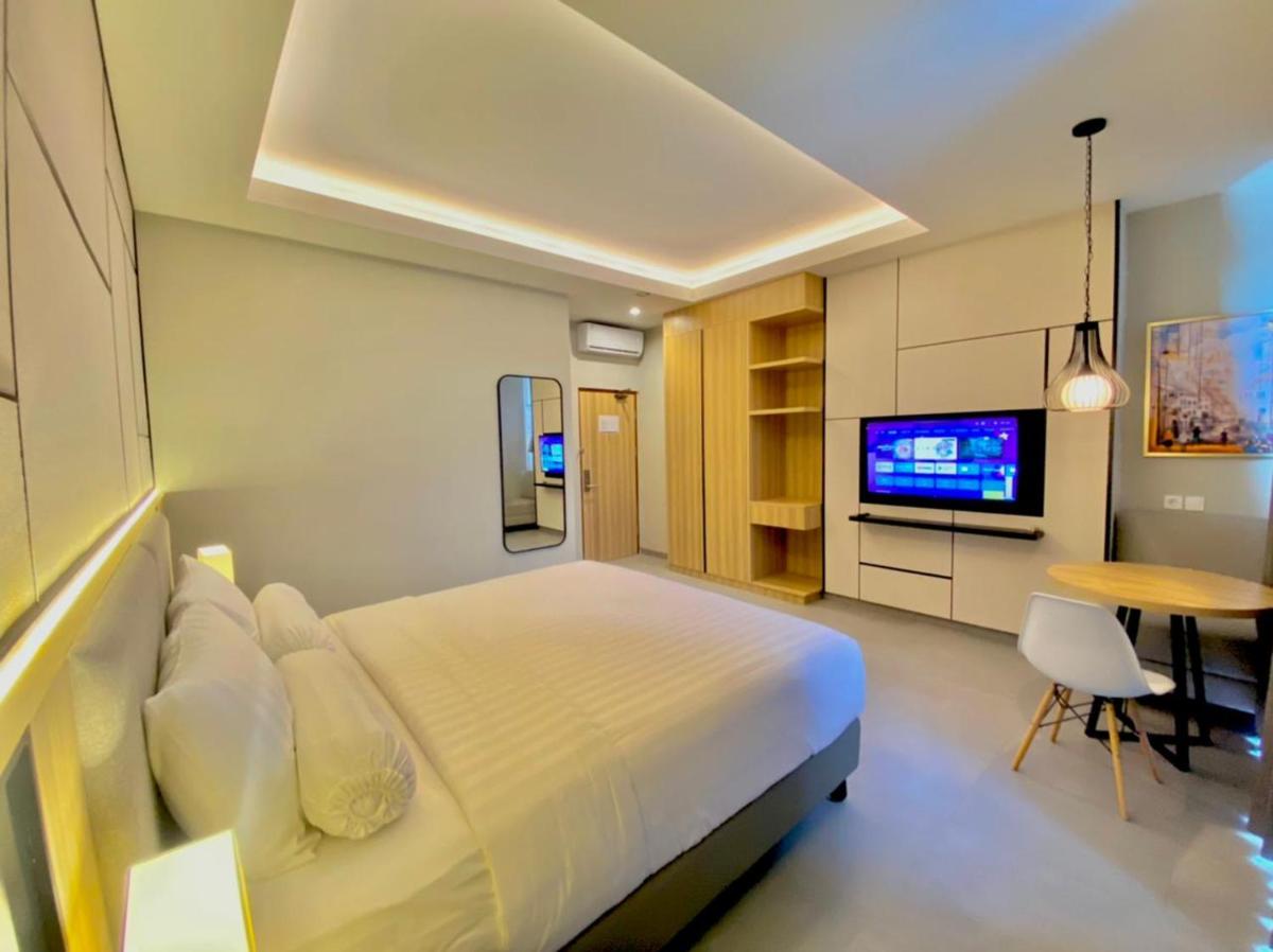 Front One King Hotel Tuban - Housity