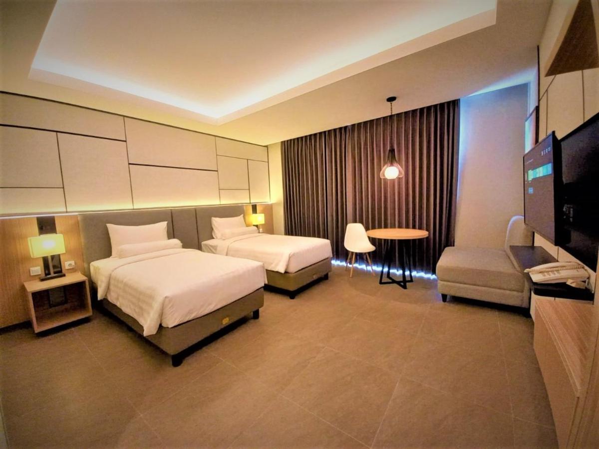 Front One King Hotel Tuban - Housity