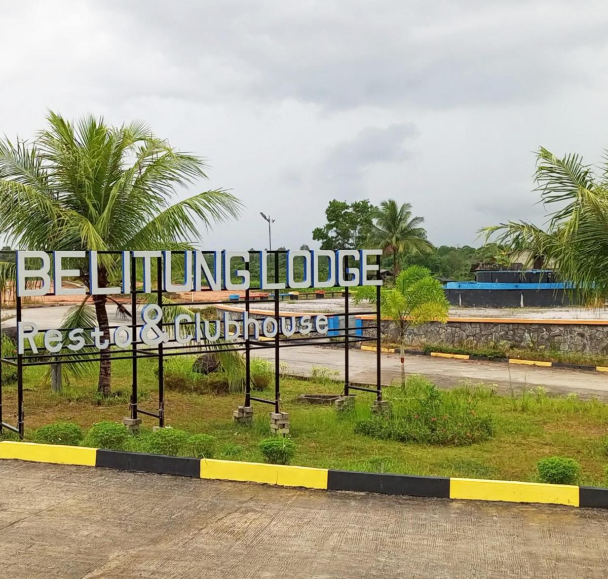 Urbanview Hotel Belitung Lodge Resto & Club House by RedDoorz - Housity