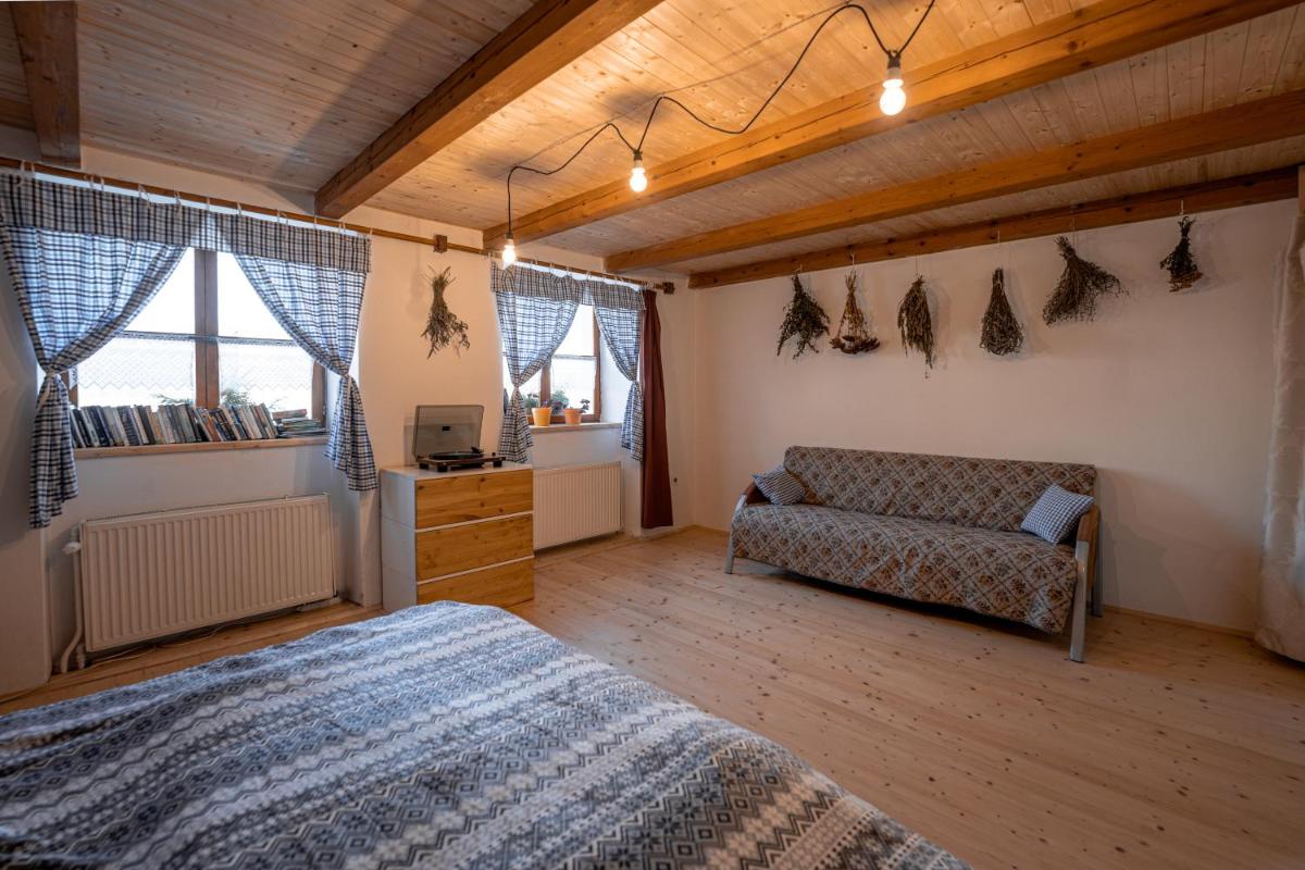 Přízemí vesnické usedlosti - Cozy village homestead - Housity