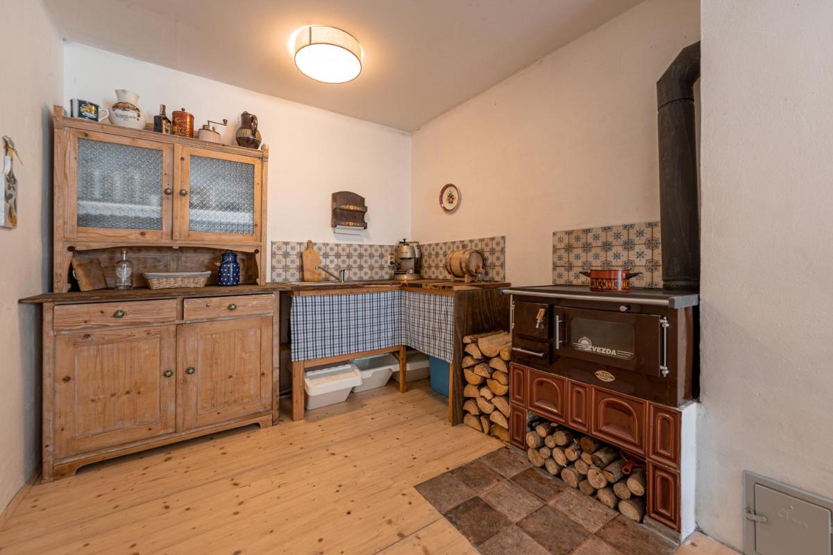 Přízemí vesnické usedlosti - Cozy village homestead - Housity