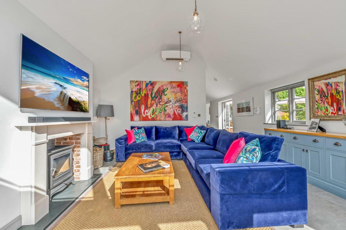 'The School House' - Luxury Home with Large Garden - Housity