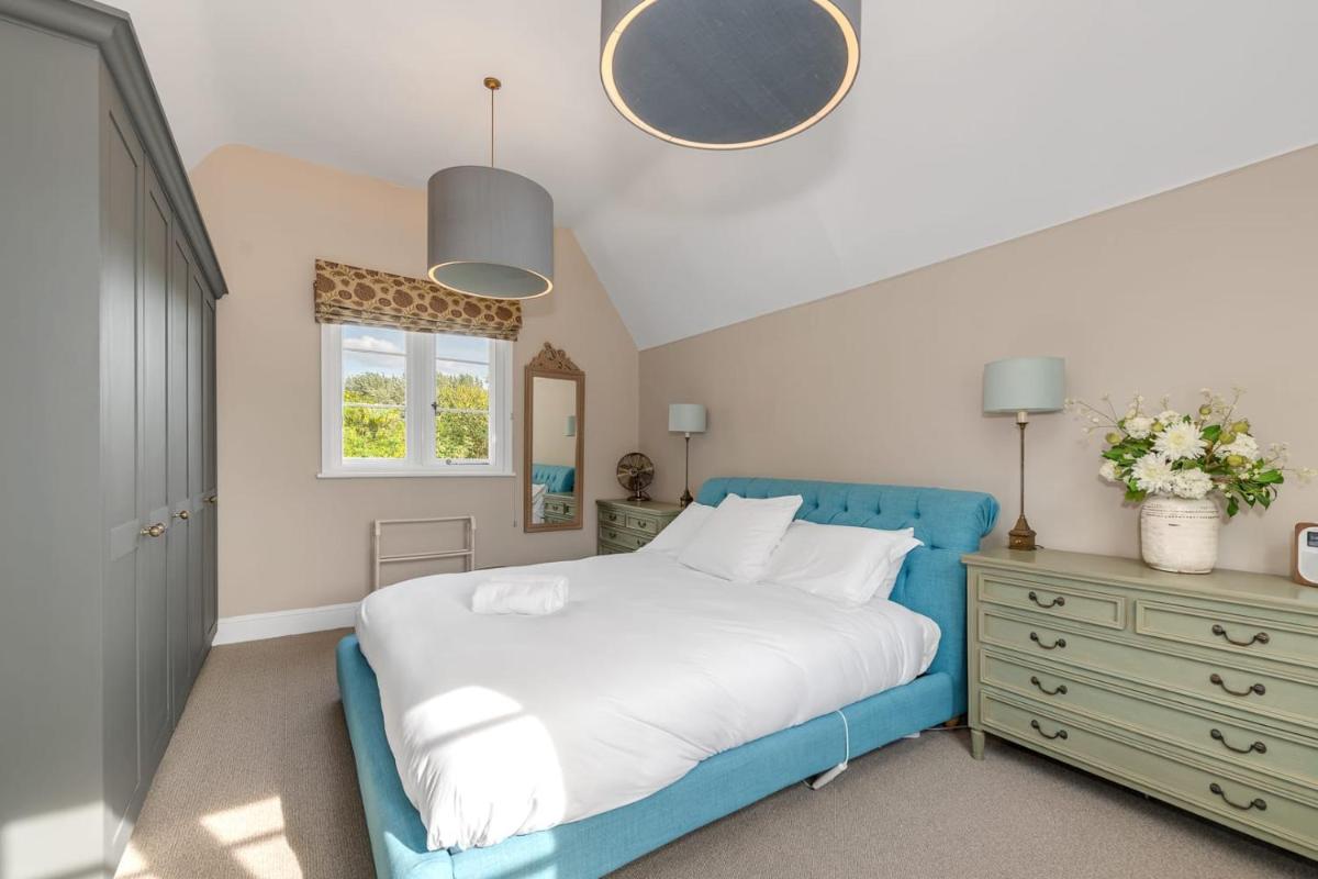 'The School House' - Luxury Home with Large Garden - Housity