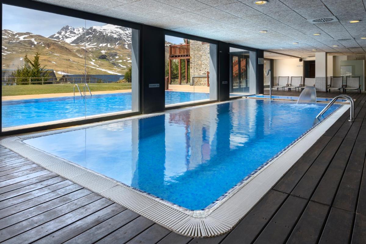 una piscina con vistas a las montañas en Hotel Saliecho, en Formigal