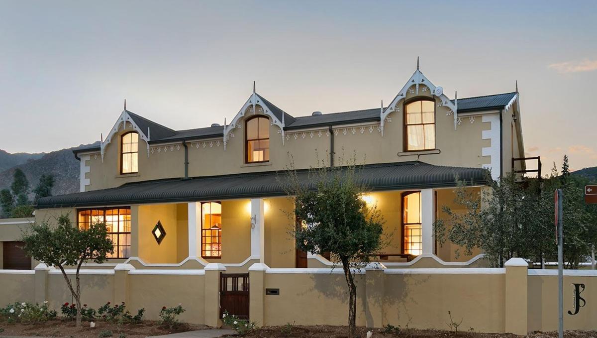 J's Audacious Living Montagu Self Catering - Housity