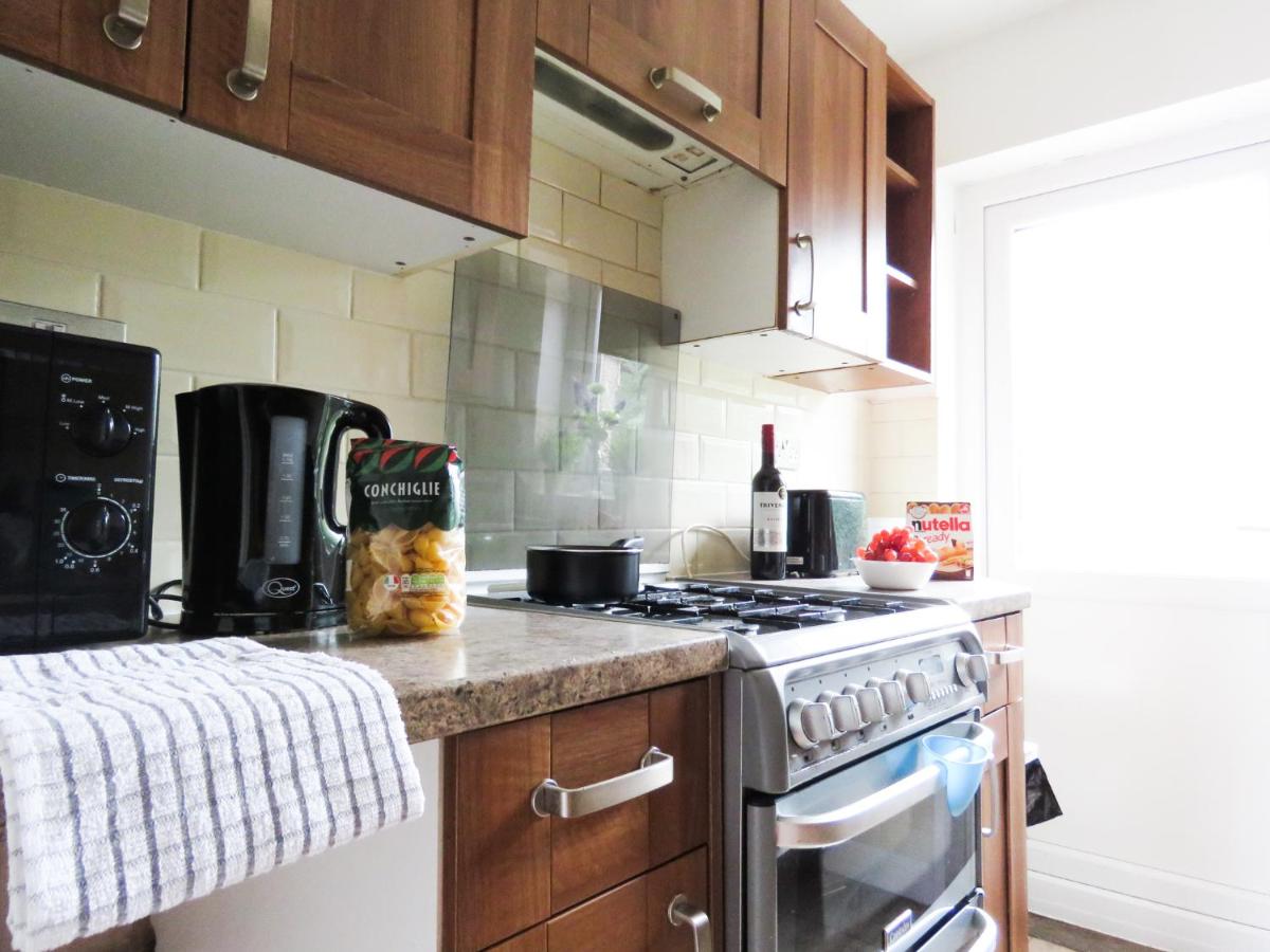 Tudors eSuites Four Bedroom House with Garden - Housity