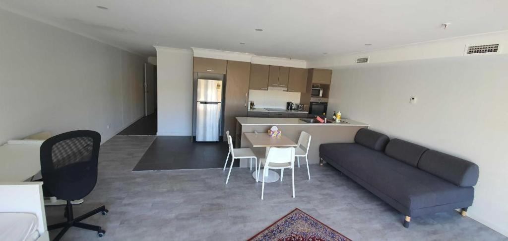Dana-Cozy Studio in City Center-Free Parking - Housity