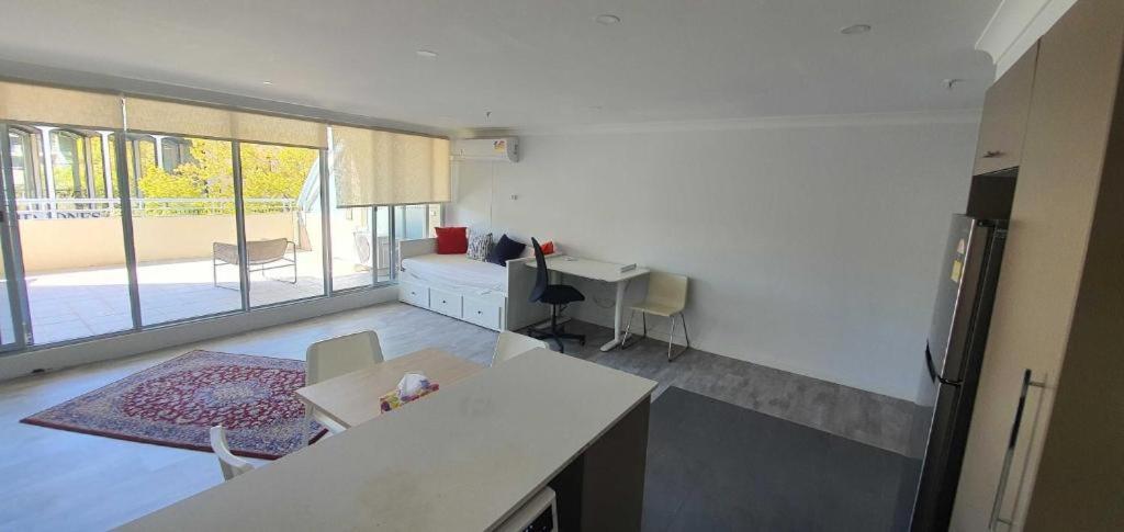 Dana-Cozy Studio in City Center-Free Parking - Housity
