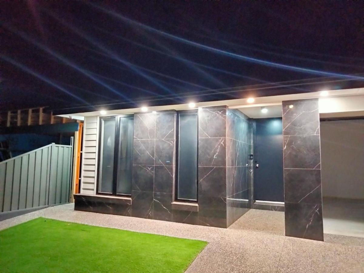 Modern and cosey 4 bedroom house walk to beach - Housity
