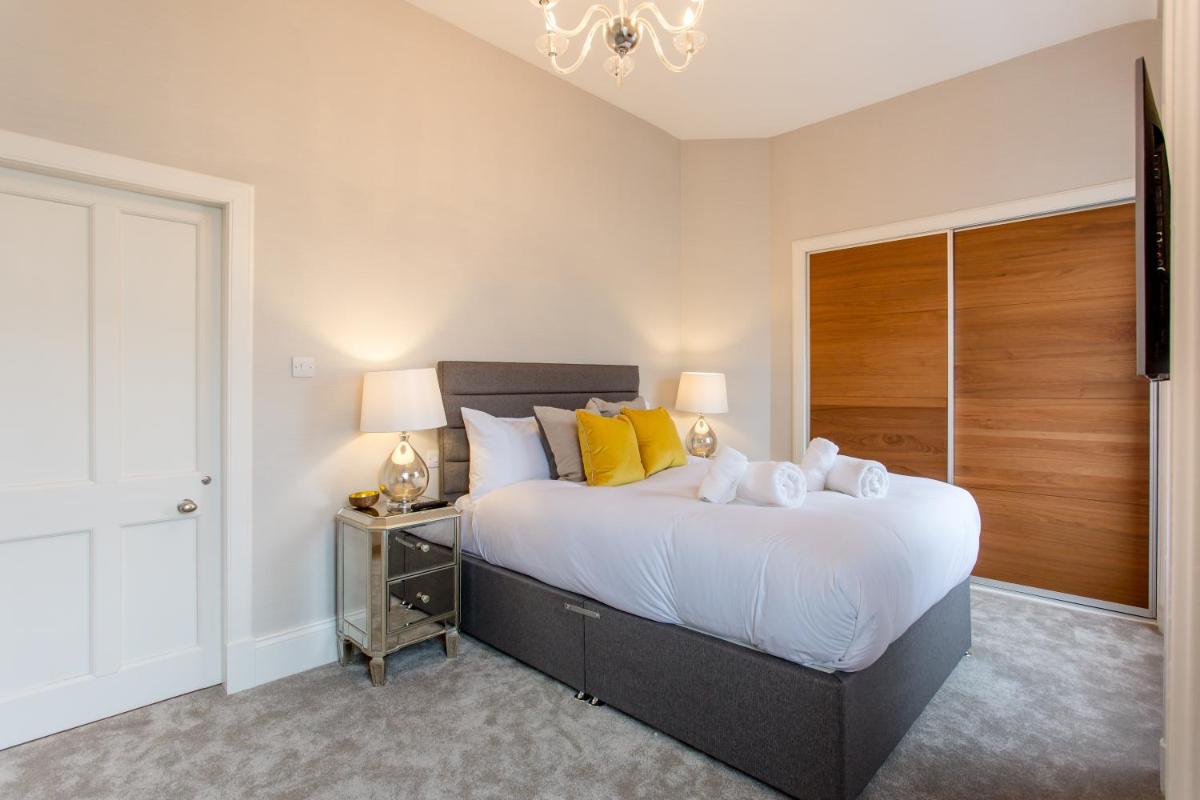 Exclusive 2 Bed, Free Private Parking, in West End - Housity