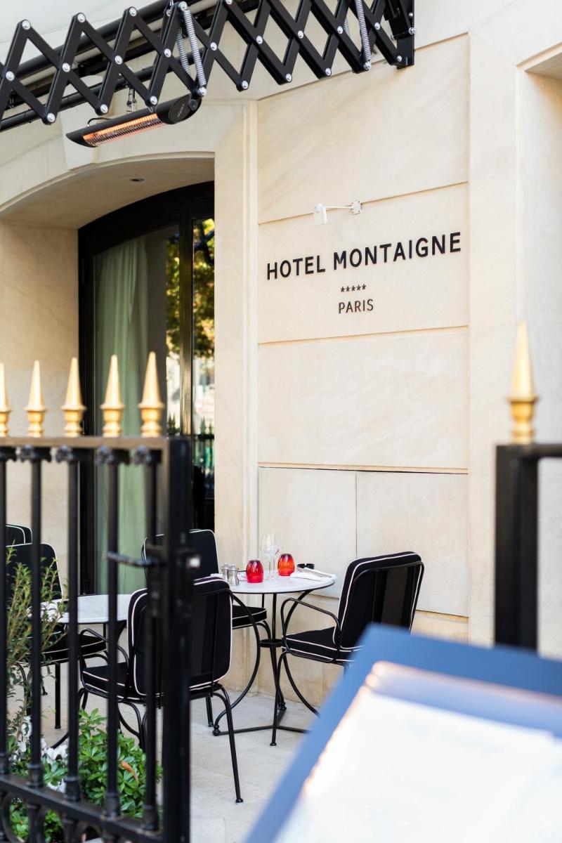 d'une table et de chaises à l'extérieur. dans l'établissement Hotel Montaigne, à Paris