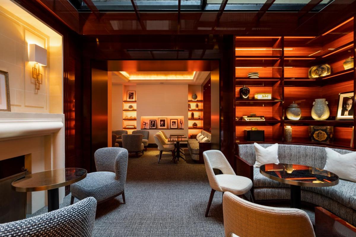 Coin salon dans l'établissement Hotel Montaigne