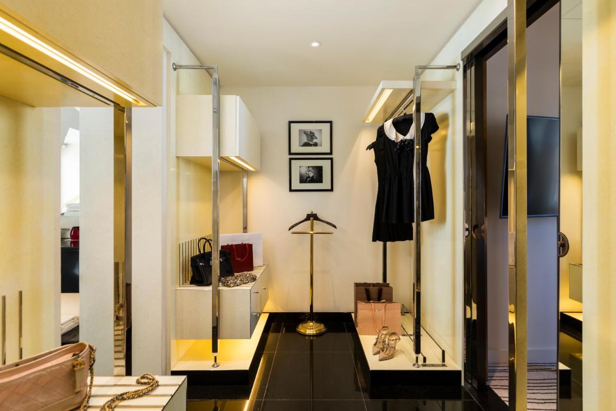 un dressing avec une robe noire sur un mannequin dans l'établissement Hotel Montaigne, à Paris 35 autres photos