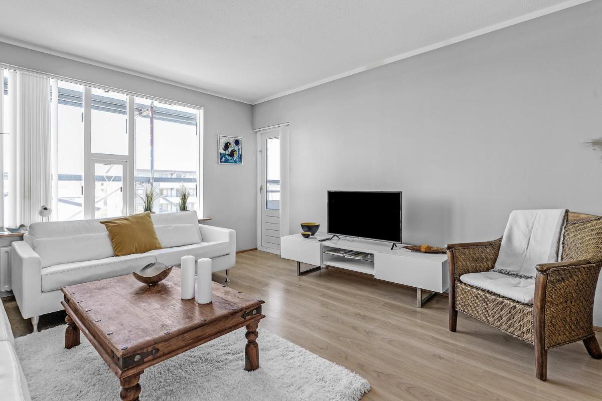 Charming, 2 Bedroom Seaside Apartment - Housity