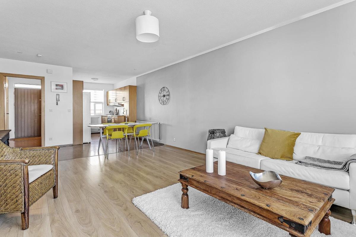 Charming, 2 Bedroom Seaside Apartment - Housity