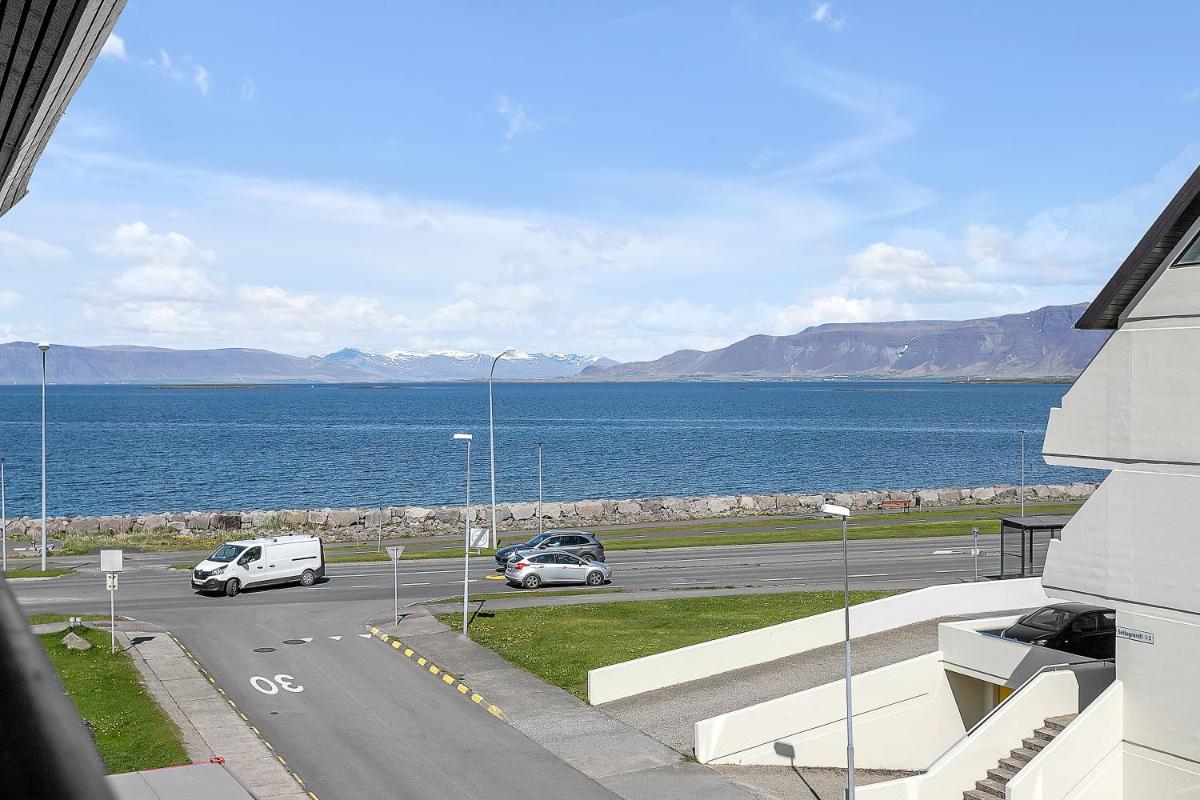 Charming, 2 Bedroom Seaside Apartment - Housity