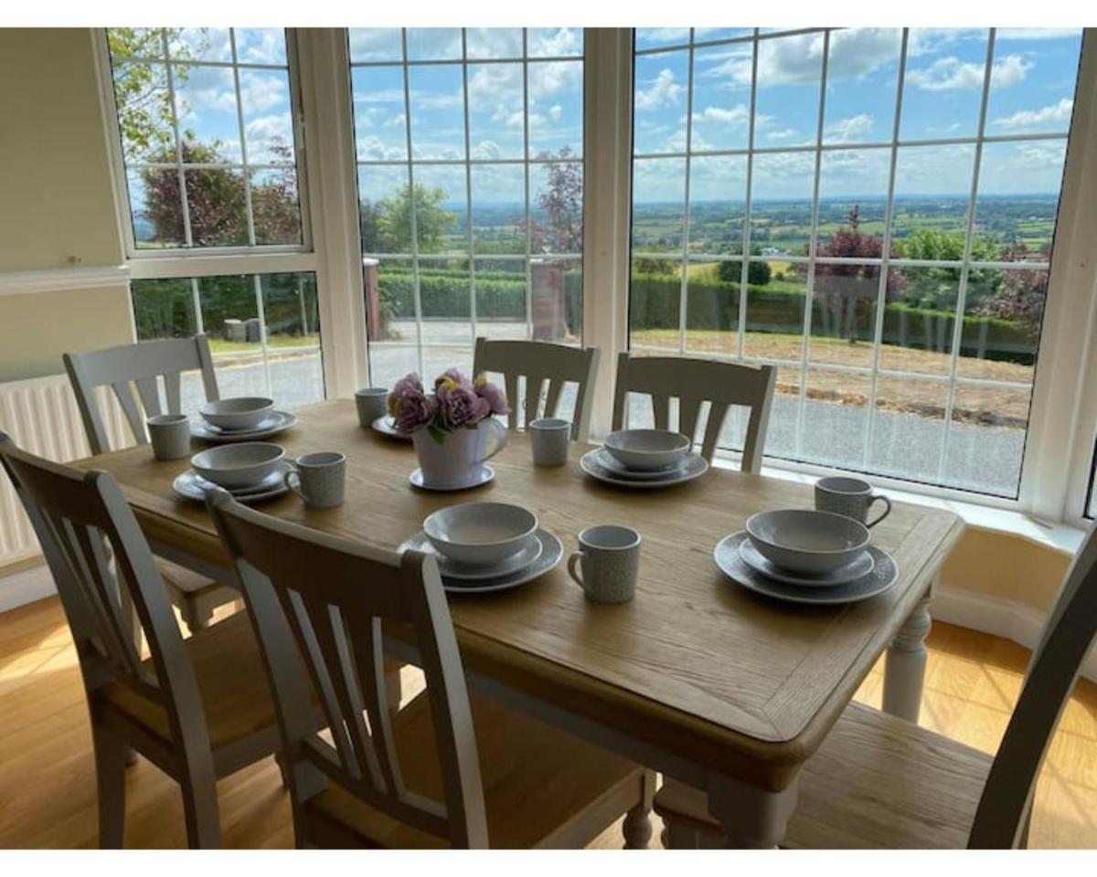 Castleview, Spacious 5 bedroom house with stunning views - Housity
