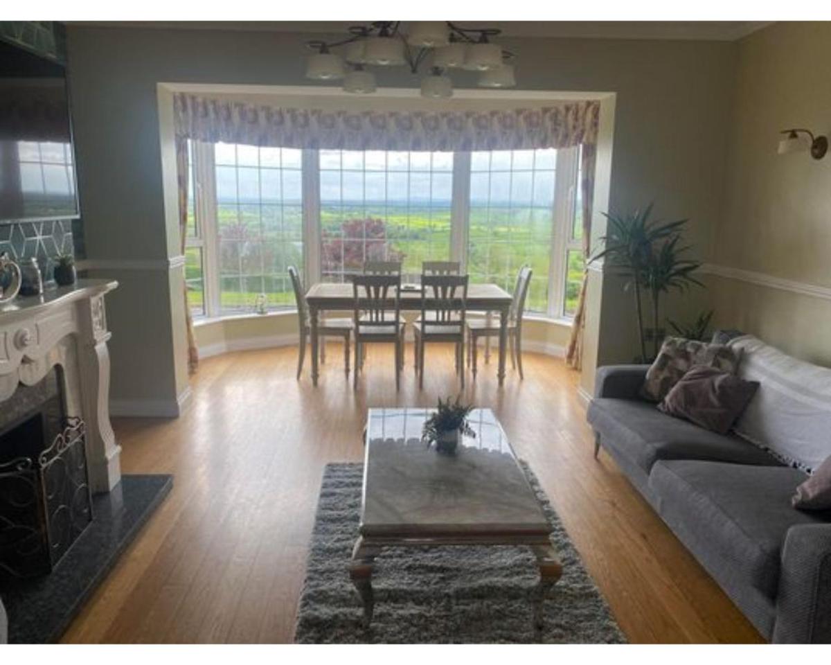Castleview, Spacious 5 bedroom house with stunning views - Housity