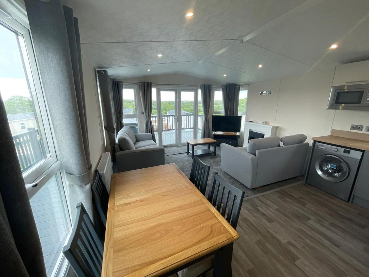 Luxury 6 Bed Lodge with Hot Tub - Housity