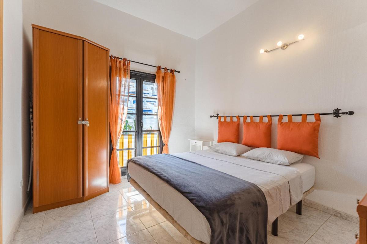 Blue Yellow Paradise, ocean view - Housity