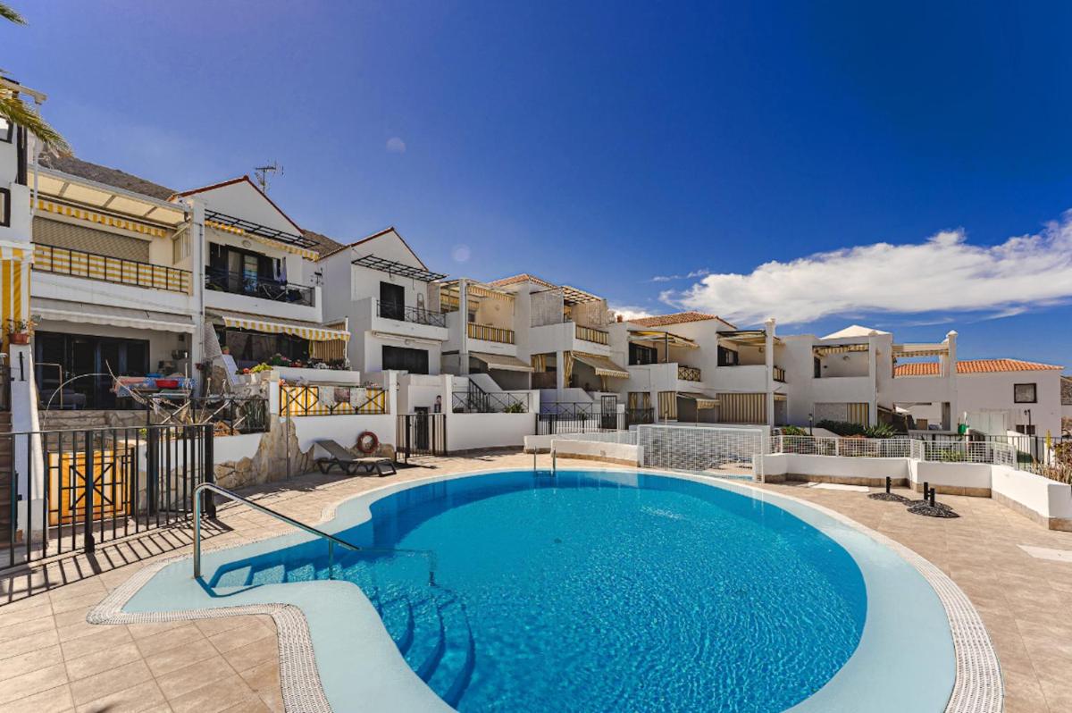 Blue Yellow Paradise, ocean view - Housity