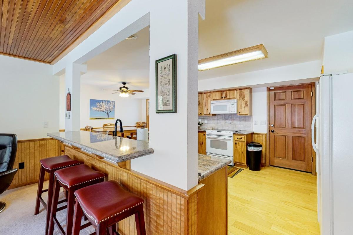 Rocky Mountain Retreat on the River - Housity