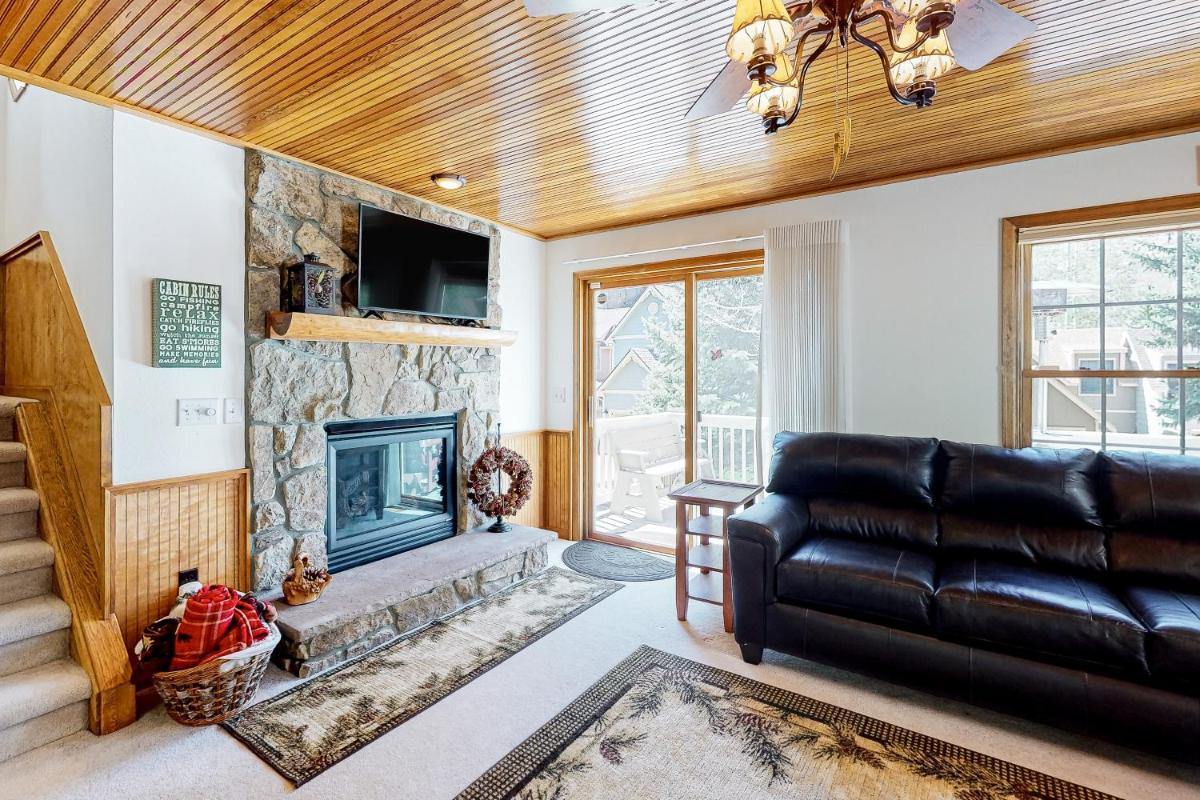 Rocky Mountain Retreat on the River - Housity