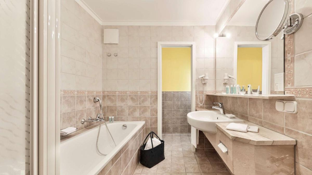 Dorint MARC AUREL Spa & Golf Resort - Housity