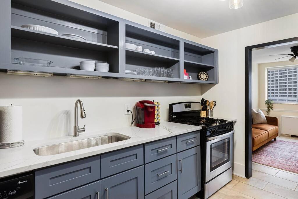 1109-Extra LG-King Bed-1 Free Park-Fast WiFi-DTW - Housity