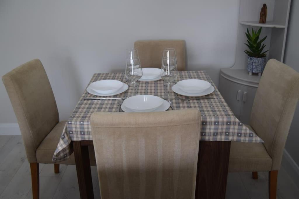 2 bed Apartment Ballycastle Seconds to Seafront - Housity