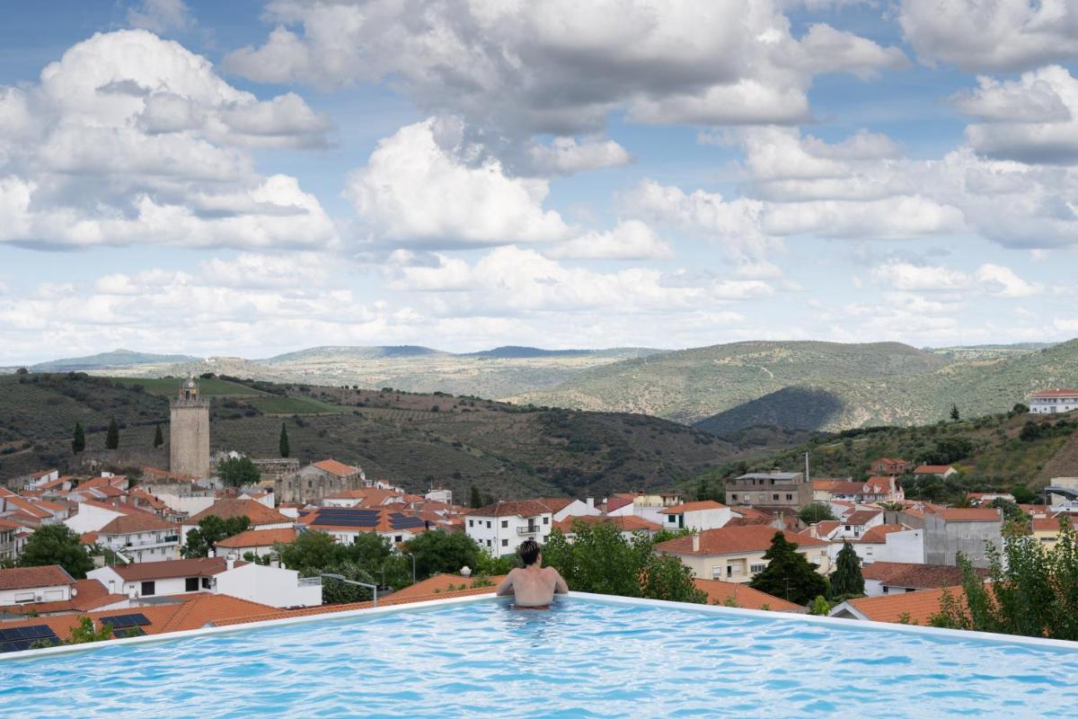 Uma vista geral da montanha ou uma vista da montanha a partir do hotel