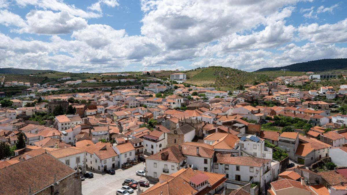 Uma vista geral da montanha ou uma vista da montanha a partir do hotel
