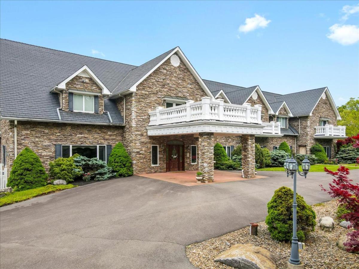 Super Luxury Mansion & Green Retreat In Plains PA - Housity