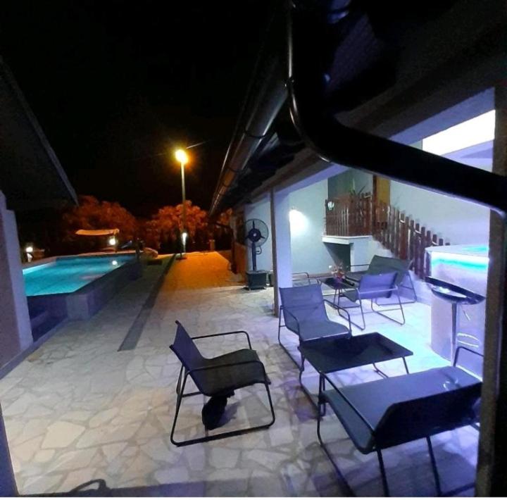 Djokić 2 sa bazenom - Housity
