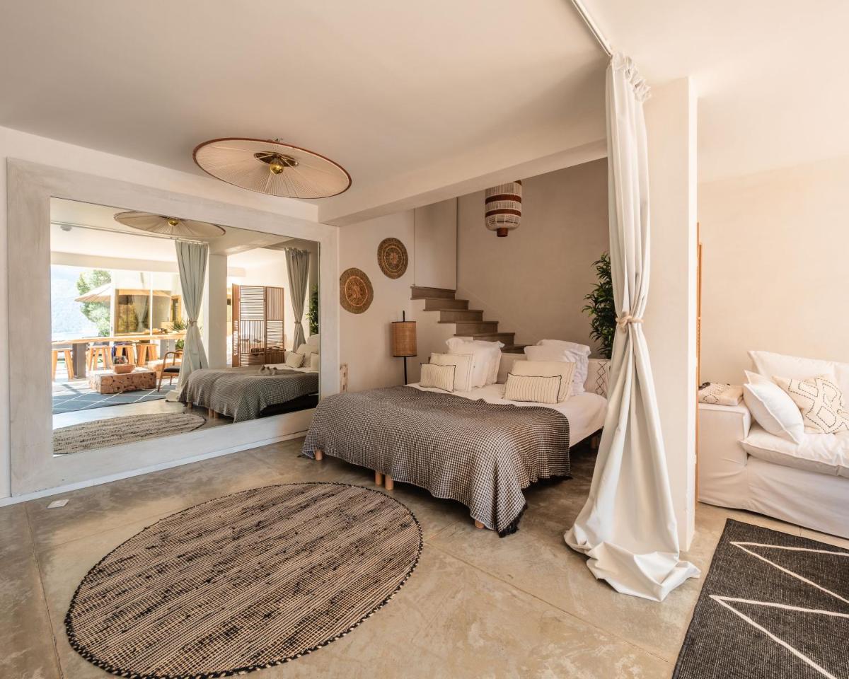 une chambre avec deux lits et un salon dans l'établissement Hotel de La Plage - Mahogany, à Cassis
