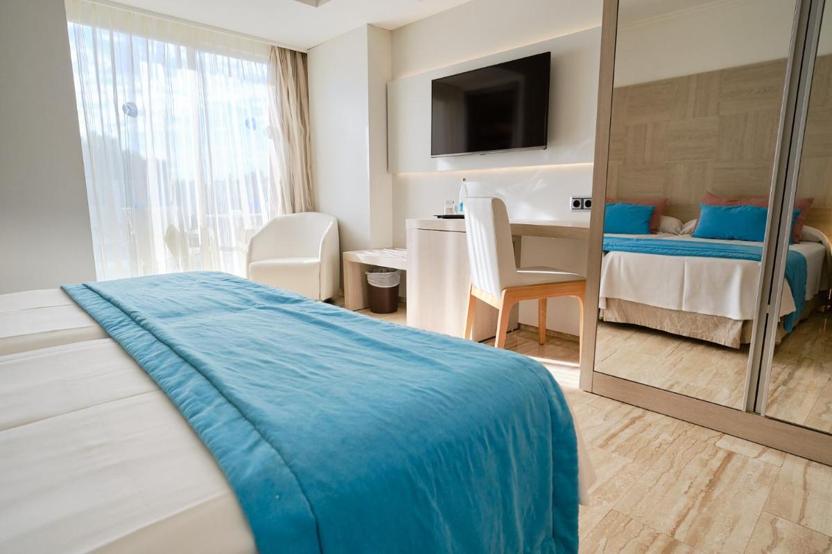 Una televisión o centro de entretenimiento en Grupotel Orient