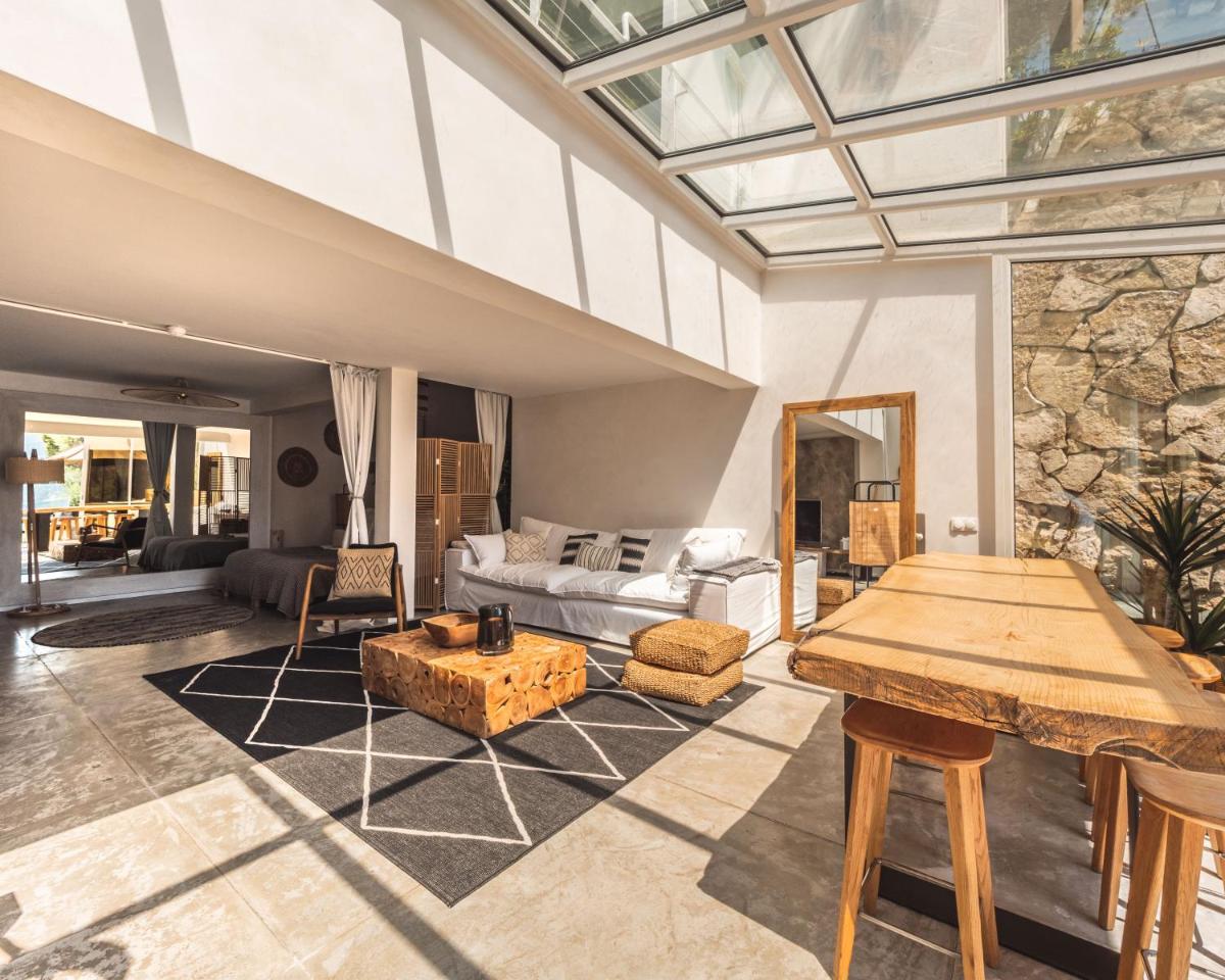 un salon avec un plafond en verre dans l'établissement Hotel de La Plage - Mahogany, à Cassis