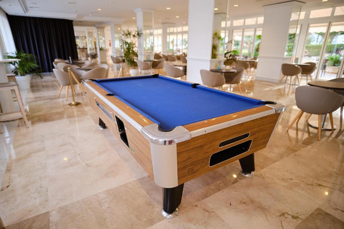 una mesa de billar en medio de una habitación en Grupotel Orient, en Playa de Palma