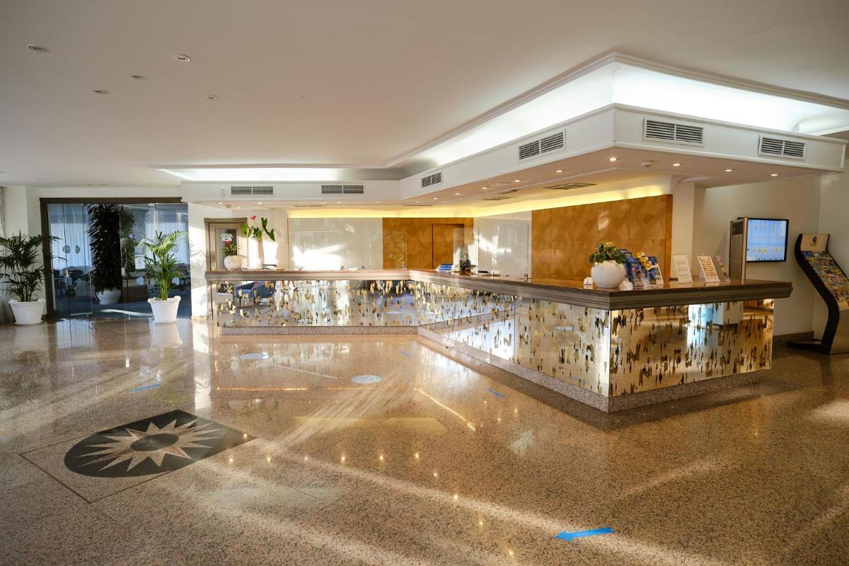 El vestíbulo o zona de recepción de Grupotel Orient