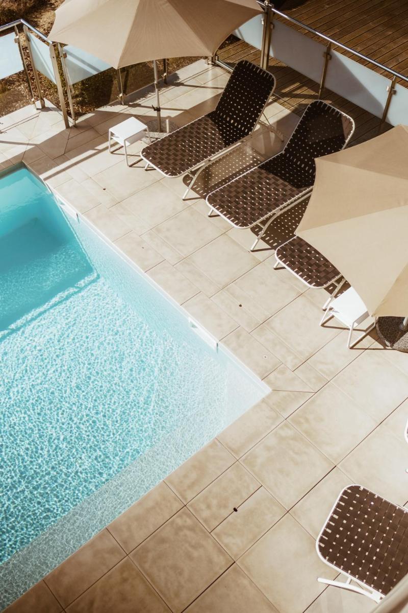 Piscine de l'établissement Hôtel & Spa Villa Seren ou située à proximité