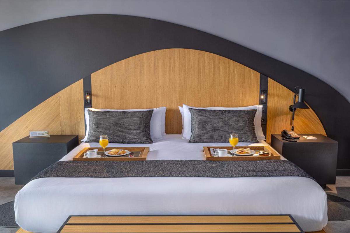 1 dormitorio con 1 cama grande y 2 comidas en Hotel Faro, a Lopesan Collection Hotel - Adults Only, en Maspalomas