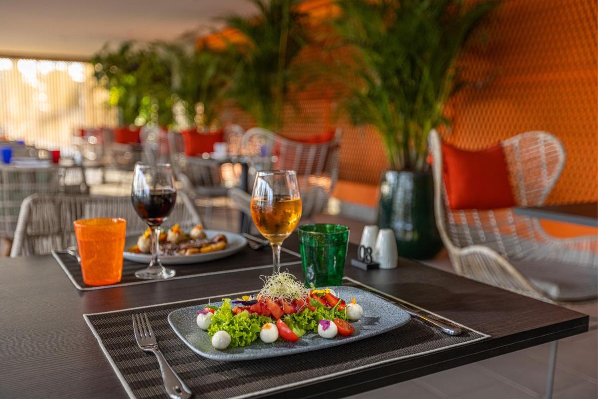 Comida en o cerca de este hotel
