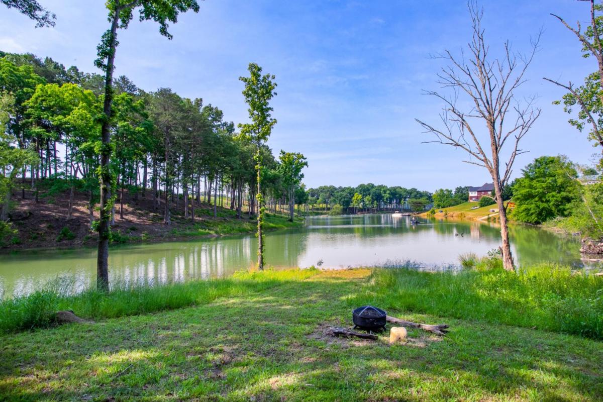 Hidden Lake Retreat - Lake Access, View and Fireplace - Housity