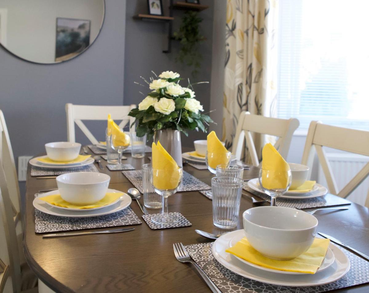 The Flintshire - North Wales - Sleeps Up To 9 - Housity
