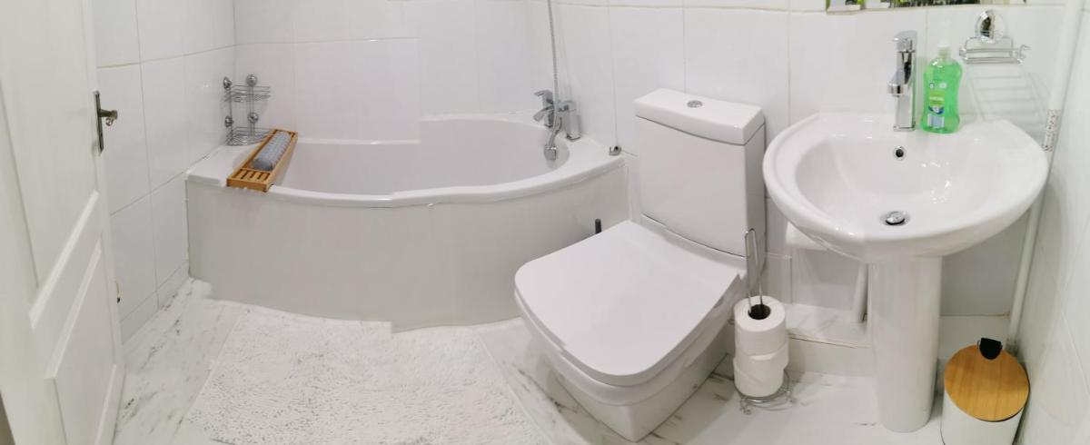 Manchester holidays and business friendly house - Housity