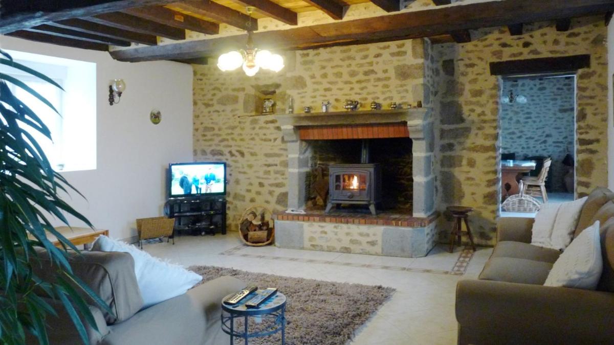 Spacious and Comfortable Fully Restored Farmhouse - Housity